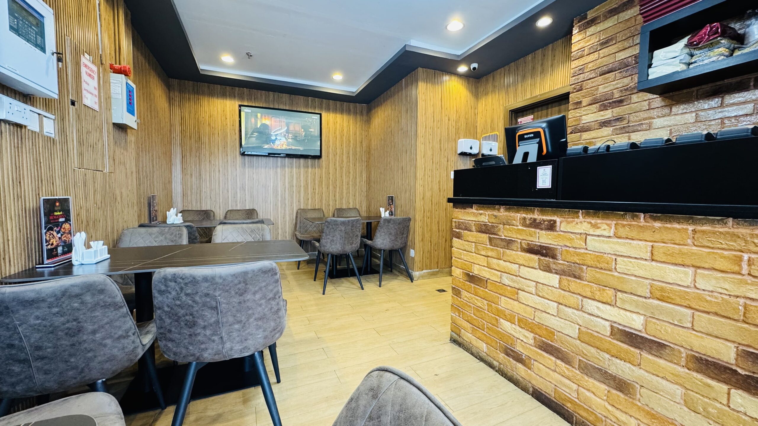 Hengchen Silicon Oasis, a cozy dining room with wood-panel walls